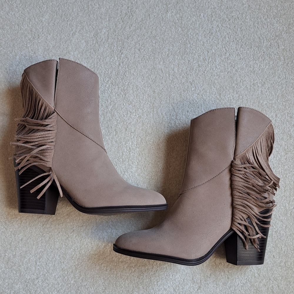 NWOT Maurice fringe cowgirl booties